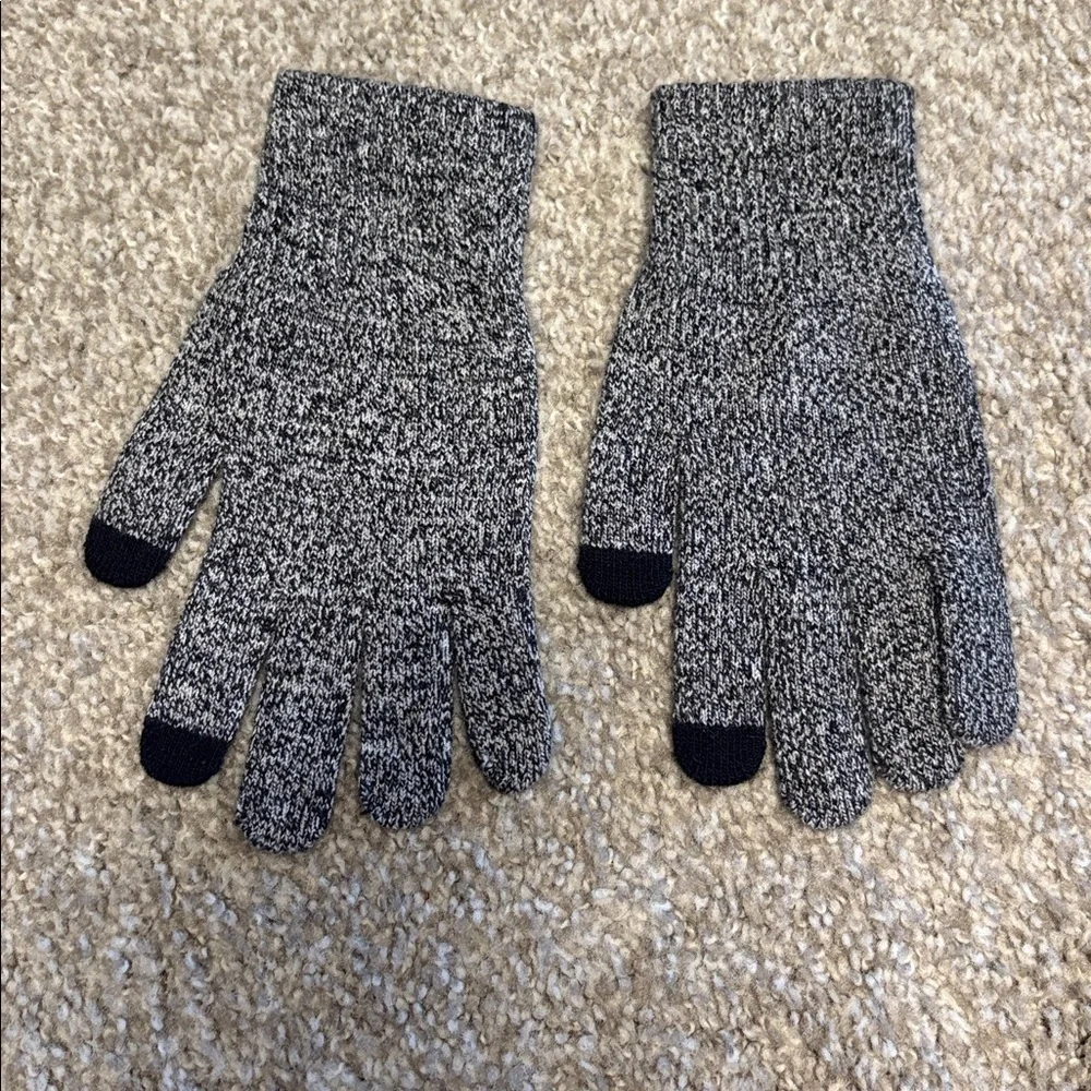 Nordstrom Gray and Black knit Gloves one size nwot w/ tech fingers!